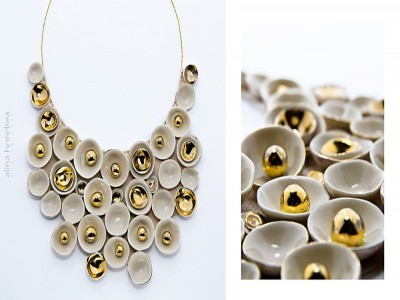 Colier de porțelan pictat manual cu aur, varianta bej, colecția de autor "Nopți Albe"