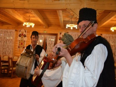 Evadare gourmet în Maramureș: cazare tradițională, 2 ospețe pe zi. Opționale, cu extrascost: plimbare cu Mocănița, relaxare în piscine la Ocna Șugatag, lecție de ceramică acasă la un mare artist, seară cu ceterași inepuizabili. Variantele 2-7 nopți