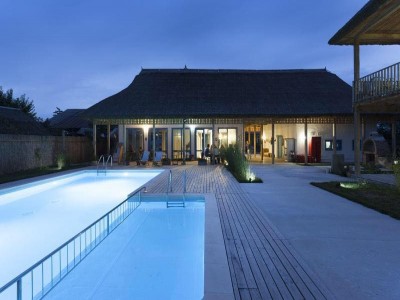 Vacanță premium în Delta Dunării - Limanu Resort 4*, pe brațul Chilia, cel mai sălbatic și mai frumos. Variantele 3-7 nopți, cu mic dejun. Leneveală la piscină impecabilă.