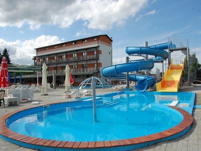 Vacanță cu bălăceală în ape dulci și sărate la piscine interioare sau exterioare - Aqua Park, la Ocna Șugatag, Maramureș. Variantele cu 2 - 7 nopți și 2 mese pe zi.