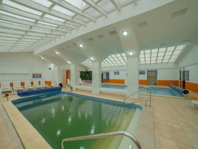 Vacanță cu bălăceală în ape dulci și sărate la Ocna Șugatag, Maramureș, Pensiunea Holiday 3*. Variantele de la 2 la 7 nopți cu demipensiune și acces la piscine interioare încălzite, cu apă sărată și dulce, cameră de sare, jacuzzi, saună umedă și uscată